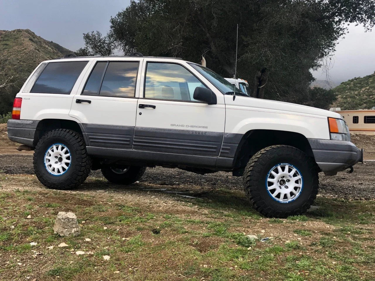 1984-1998 Jeep Grand Cherokee ZJ - 1 3/4" Lift Kit Front and Rear with Extended Bump Stops